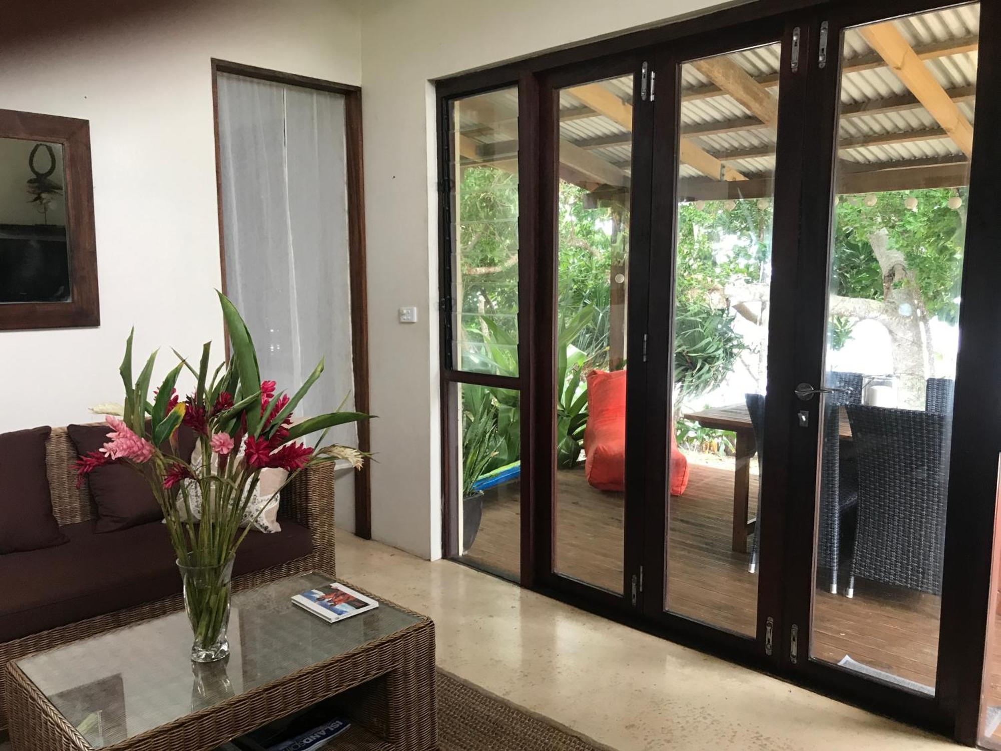 Whispering Palms - Absolute Beachfront Villas Port Vila Exteriör bild