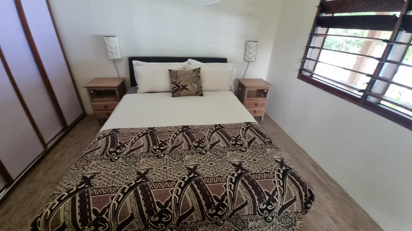 Whispering Palms - Absolute Beachfront Villas Port Vila Exteriör bild