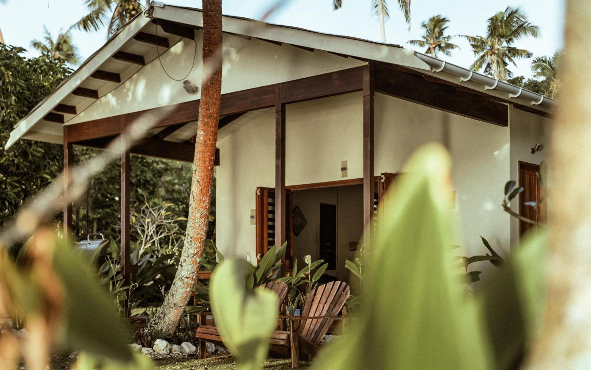 Whispering Palms - Absolute Beachfront Villas Port Vila Exteriör bild