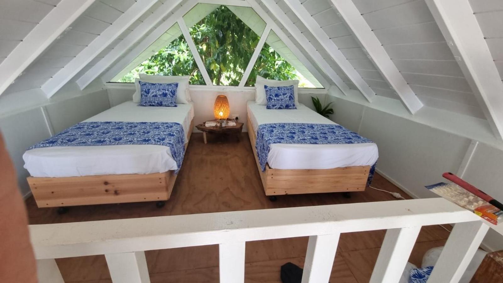 Whispering Palms - Absolute Beachfront Villas Port Vila Exteriör bild