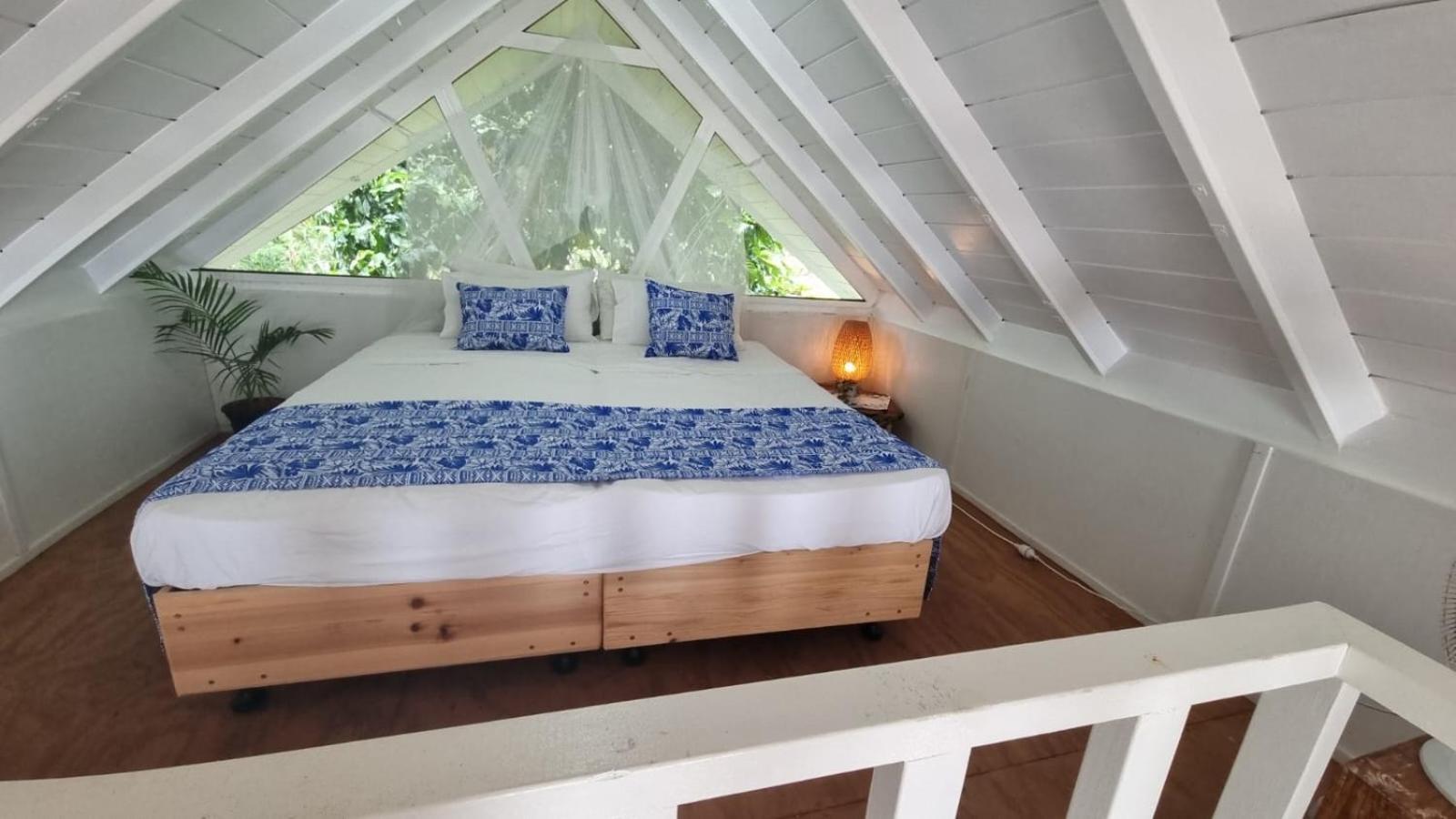 Whispering Palms - Absolute Beachfront Villas Port Vila Exteriör bild